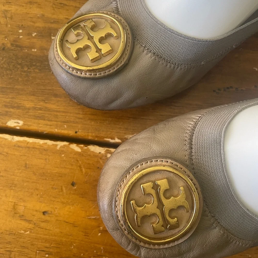 Tory Burch Caroline Gray Leather Ballet Flats Elastic Ankle Shoes Size 8.5 - Picture 2 of 11